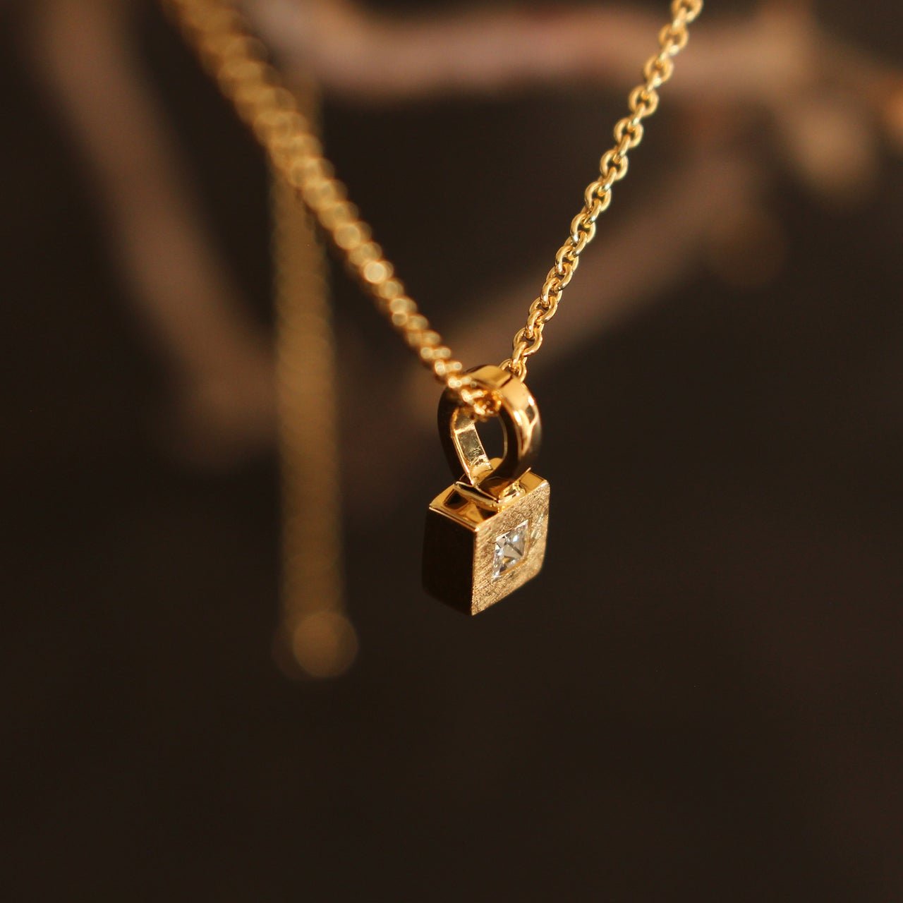 gold pendant with diamond