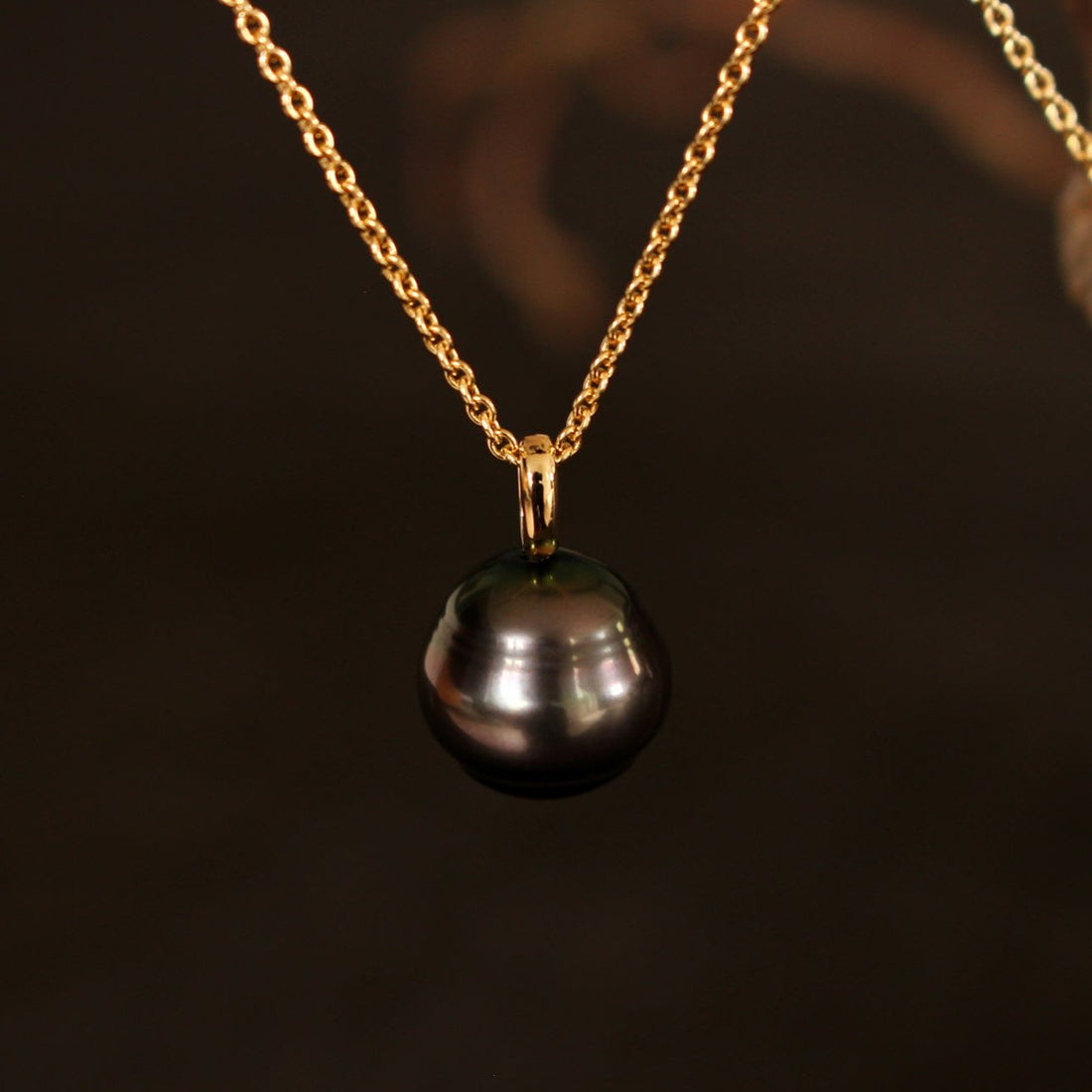 gold pendant with Tahitian pearl