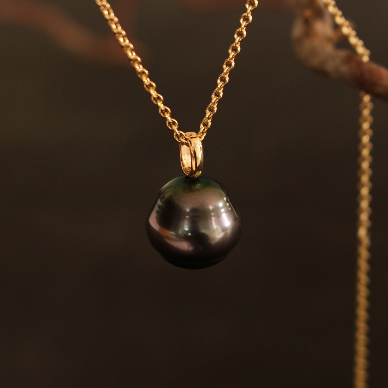 gold pendant with Tahitian pearl