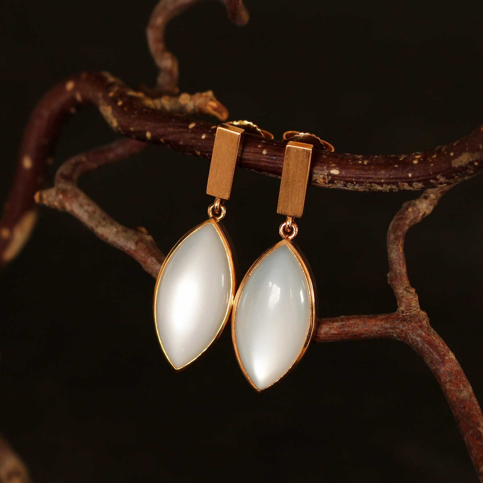 Earrings red gold with moonstone