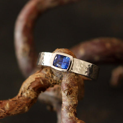 Weissgoldring mit blauem Safir