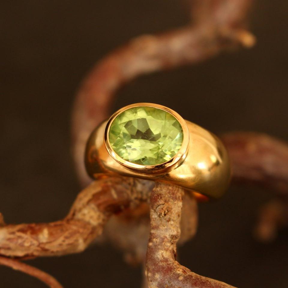 18ct gold ring with peridot