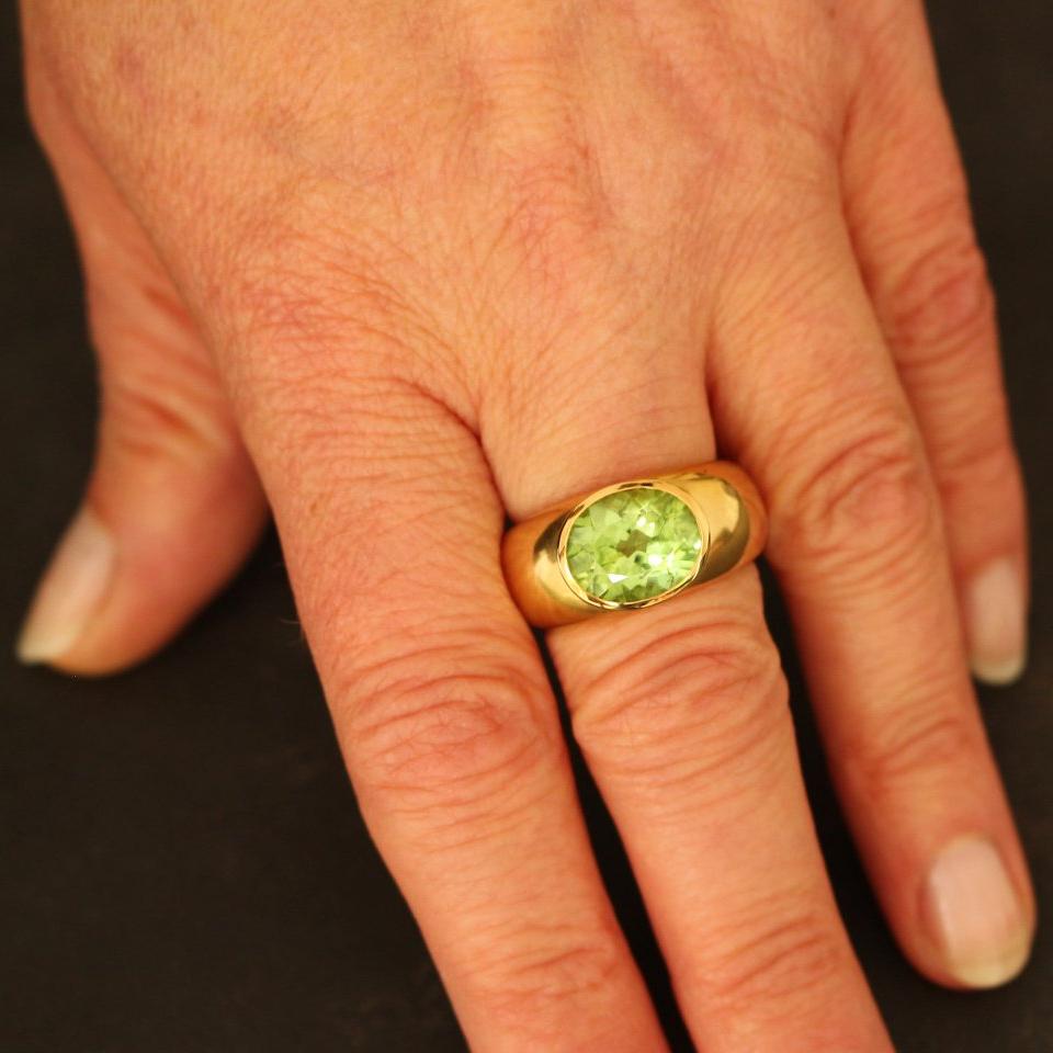 18ct gold ring with peridot