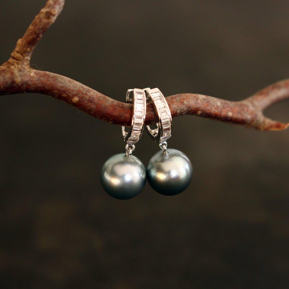 diamond earrings with Tahitian pearl