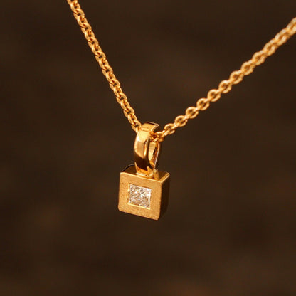 gold pendant with diamond