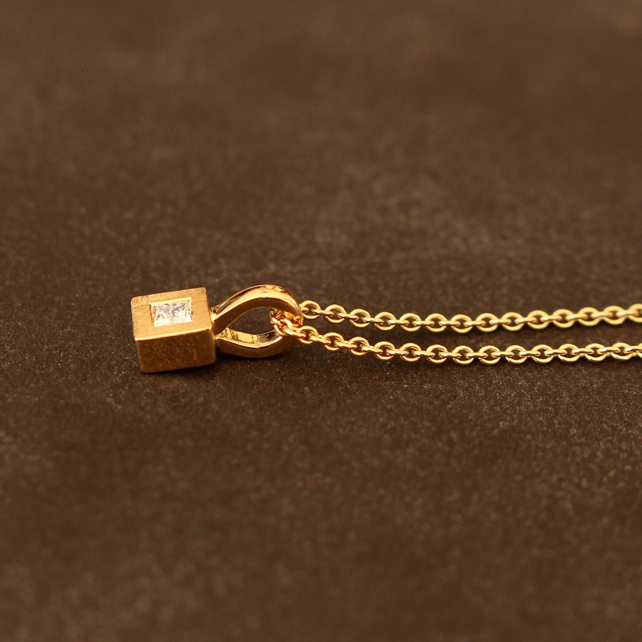 gold pendant with diamond