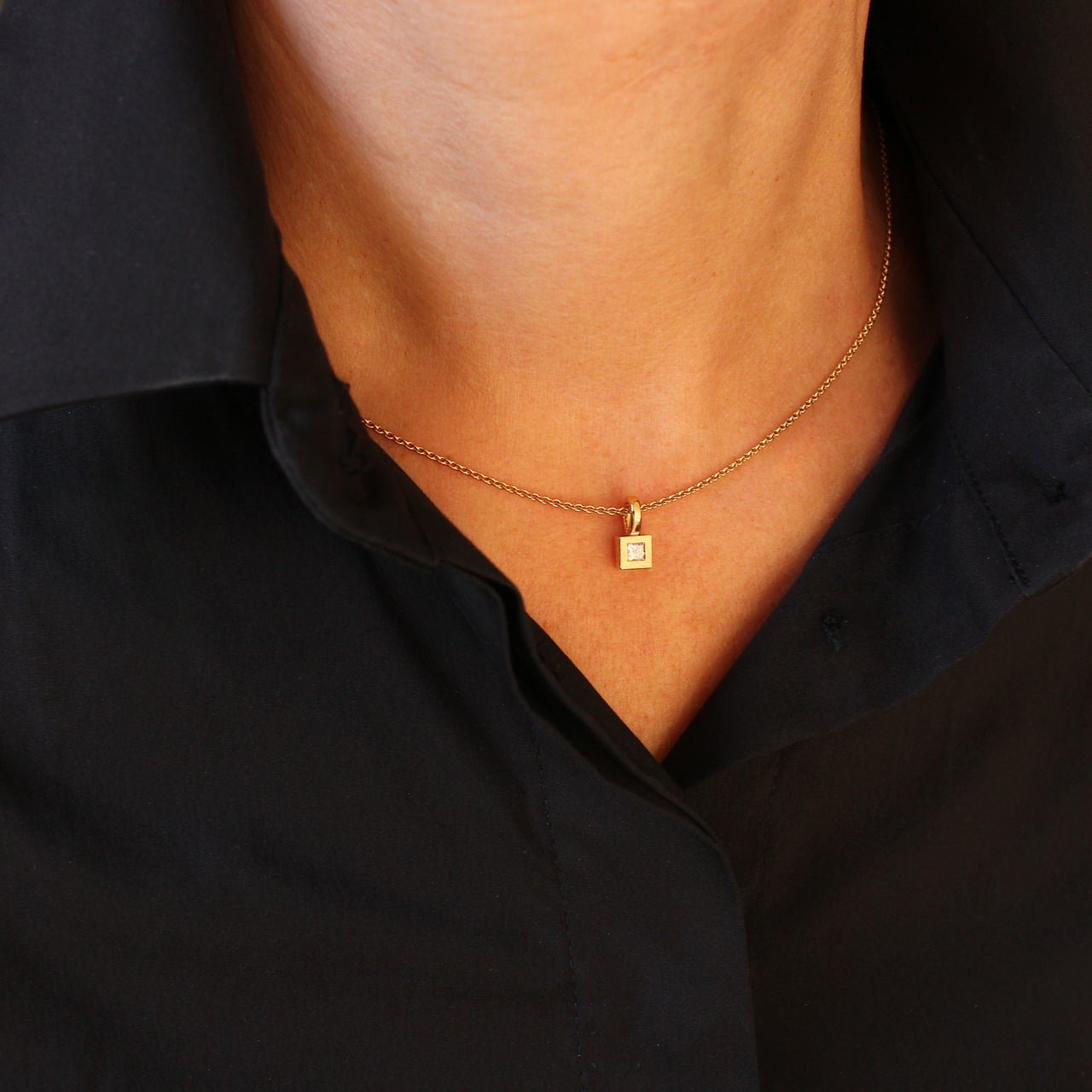 gold pendant with diamond