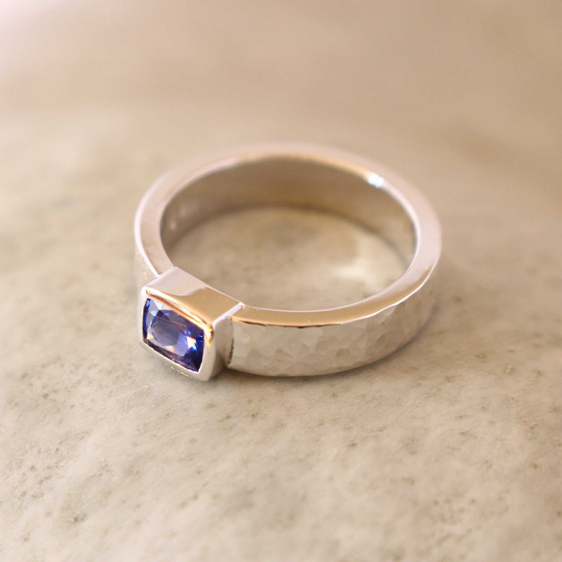 Weissgoldring mit blauem Safir