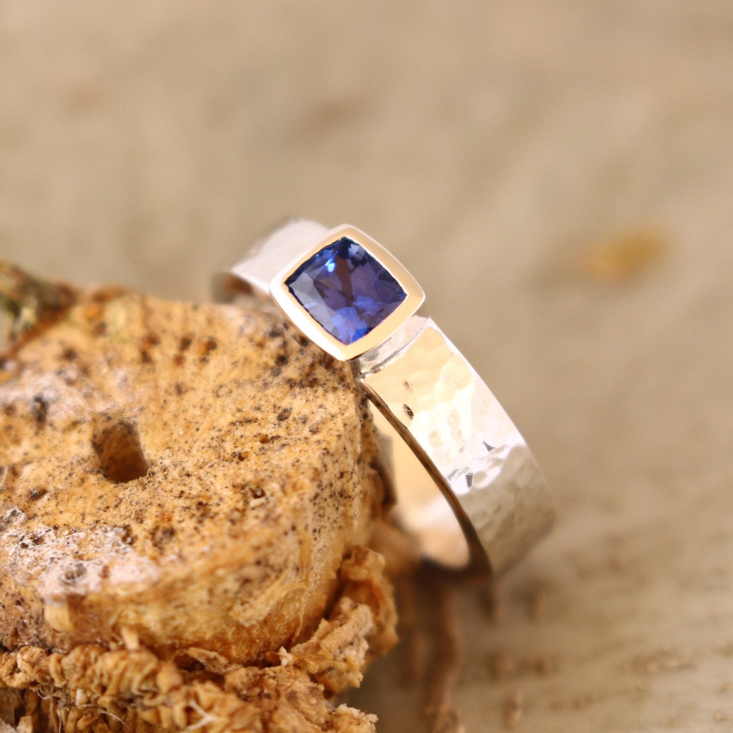 Weissgoldring mit blauem Safir