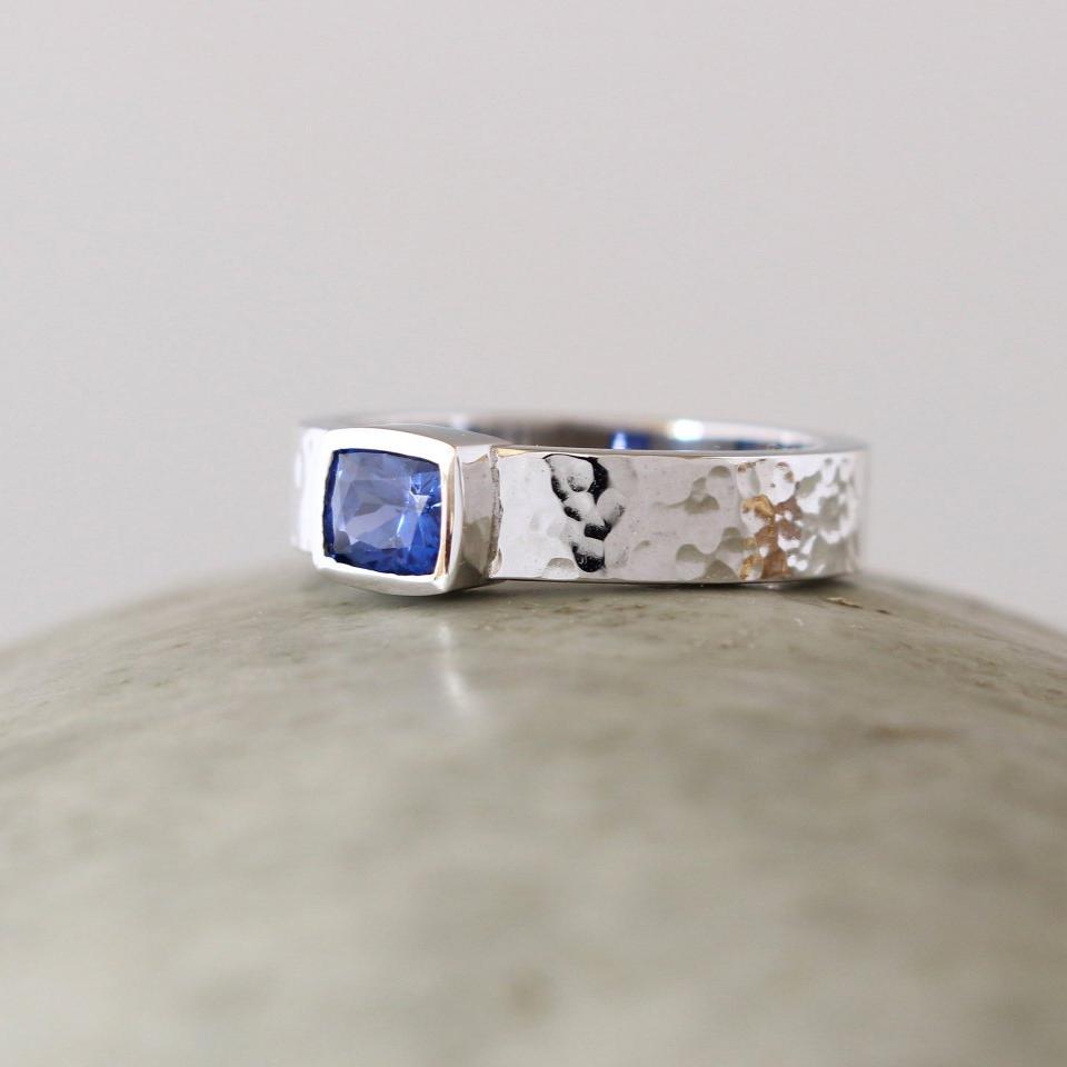 Weissgoldring mit blauem Safir