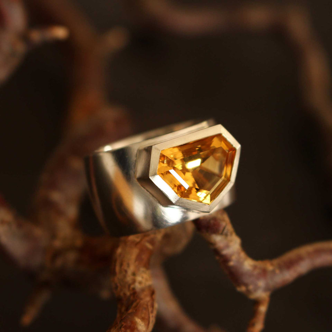 Citrine ring in fantasy cut, solid