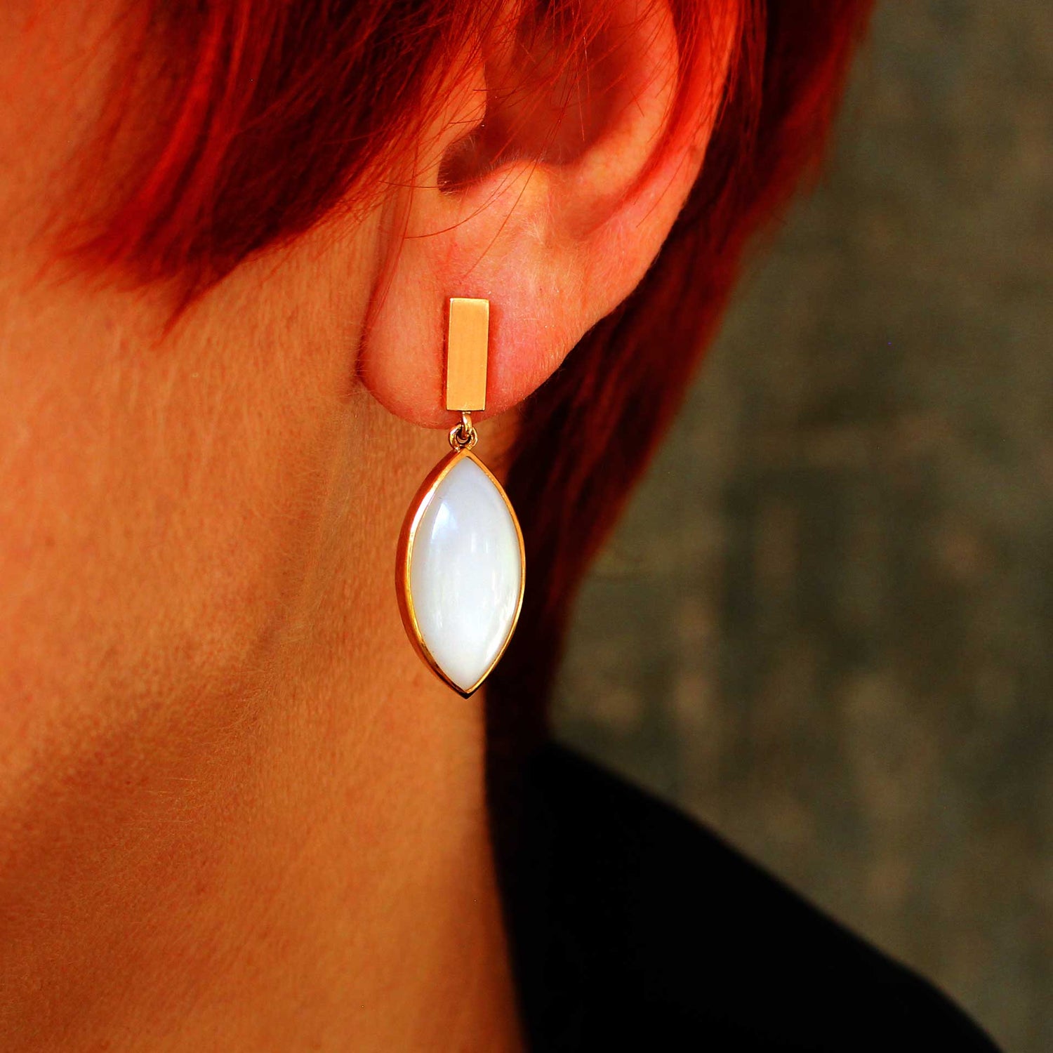 Earrings red gold with moonstone