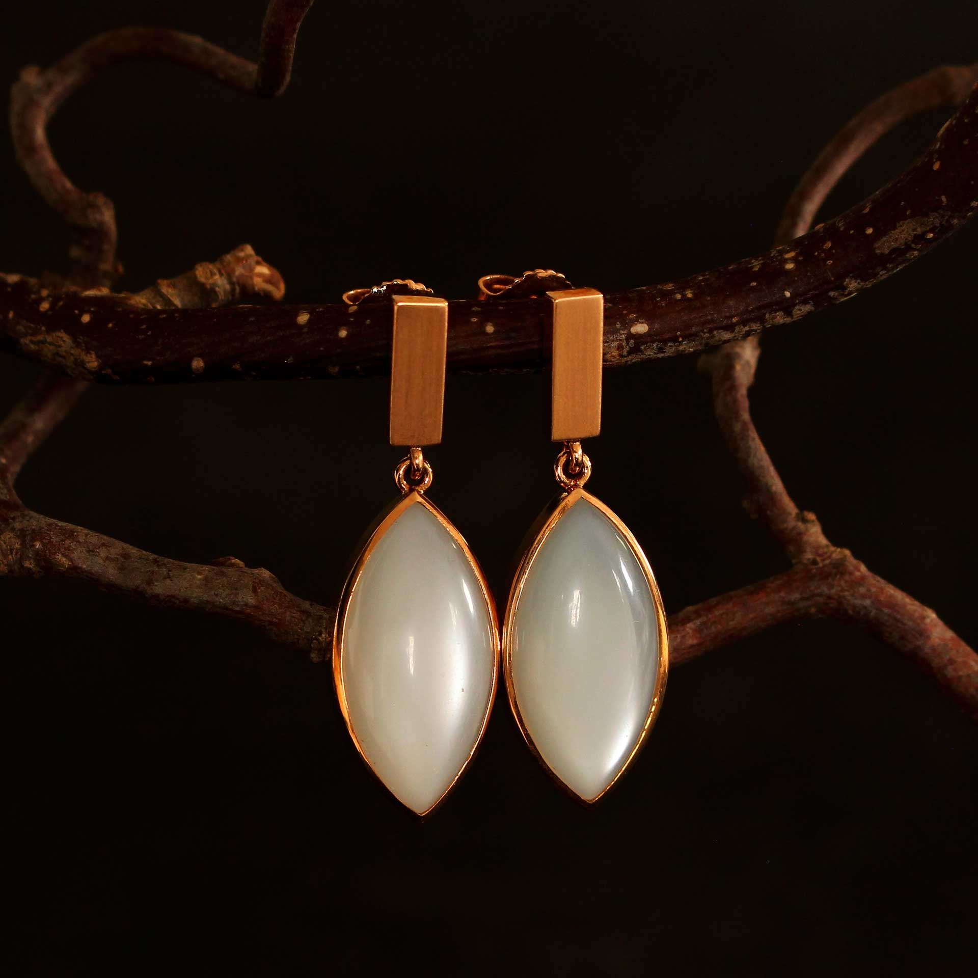 Earrings red gold with moonstone