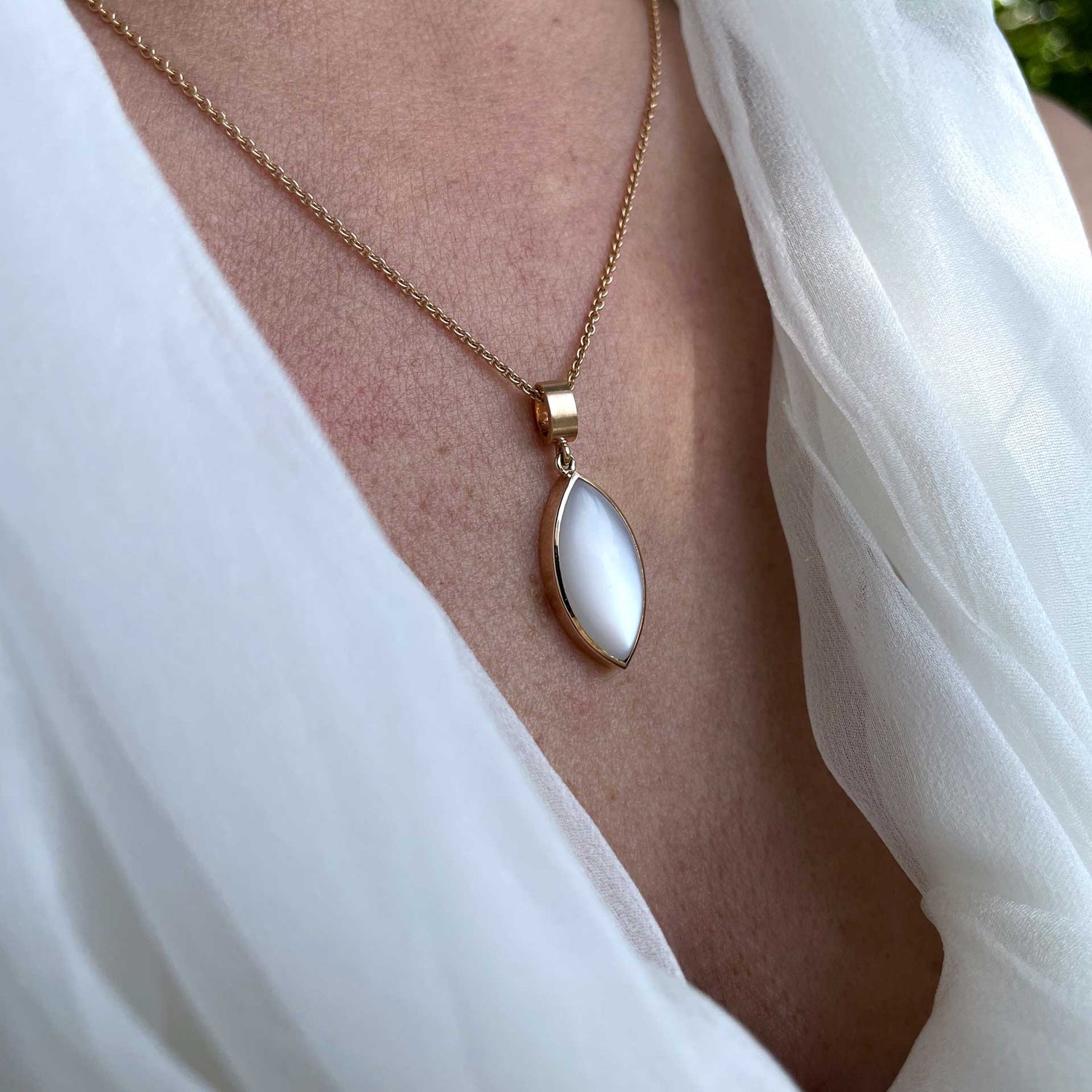 Gold pendant moonstone, 18ct. red gold